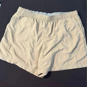Columbia size M quick dry shorts in khaki EUC